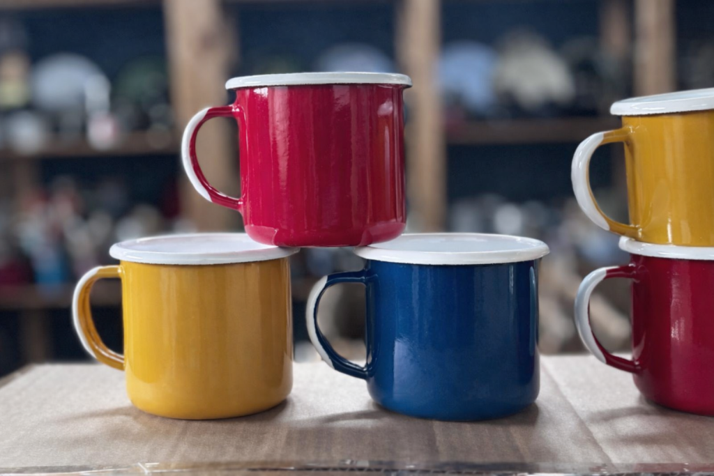 Kolekcja kubki emaliowane kolorowe