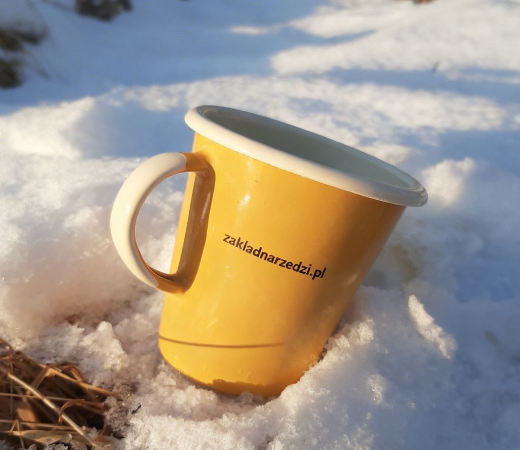 Żółty kubek emaliowany z logo firmy
