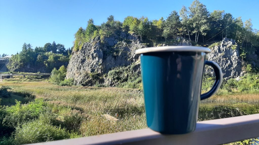 Kubek stożkowy latte niebieski emalia Lovemalia