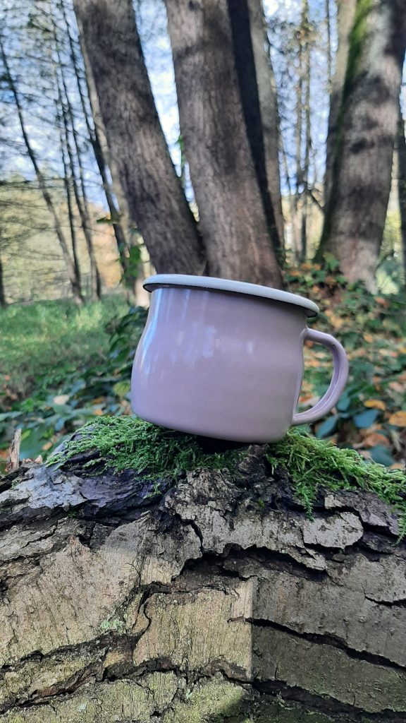 Kubek liliowy emaliowany plener Olkuskie Wyroby Emaliowane