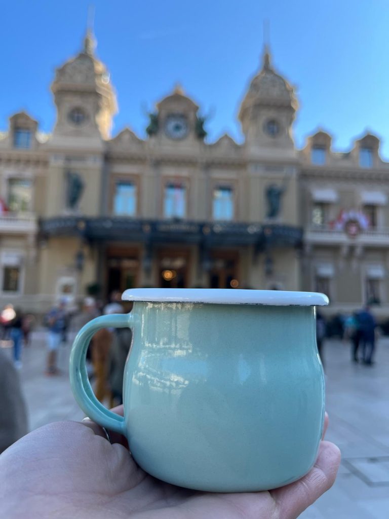 Kubek emaliowany w Monako