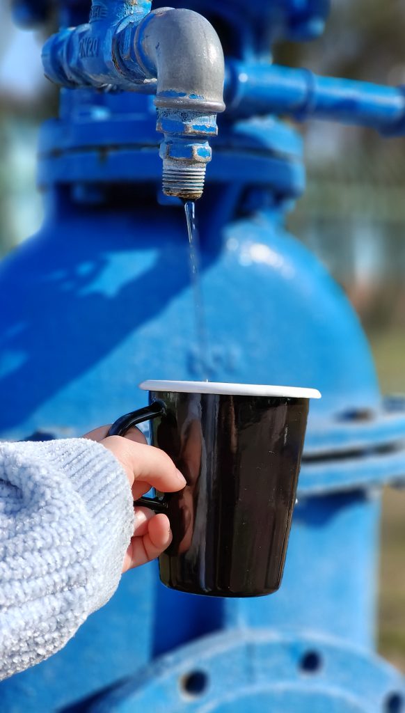 Kubek emaliowany stożkowy czarny woda plener