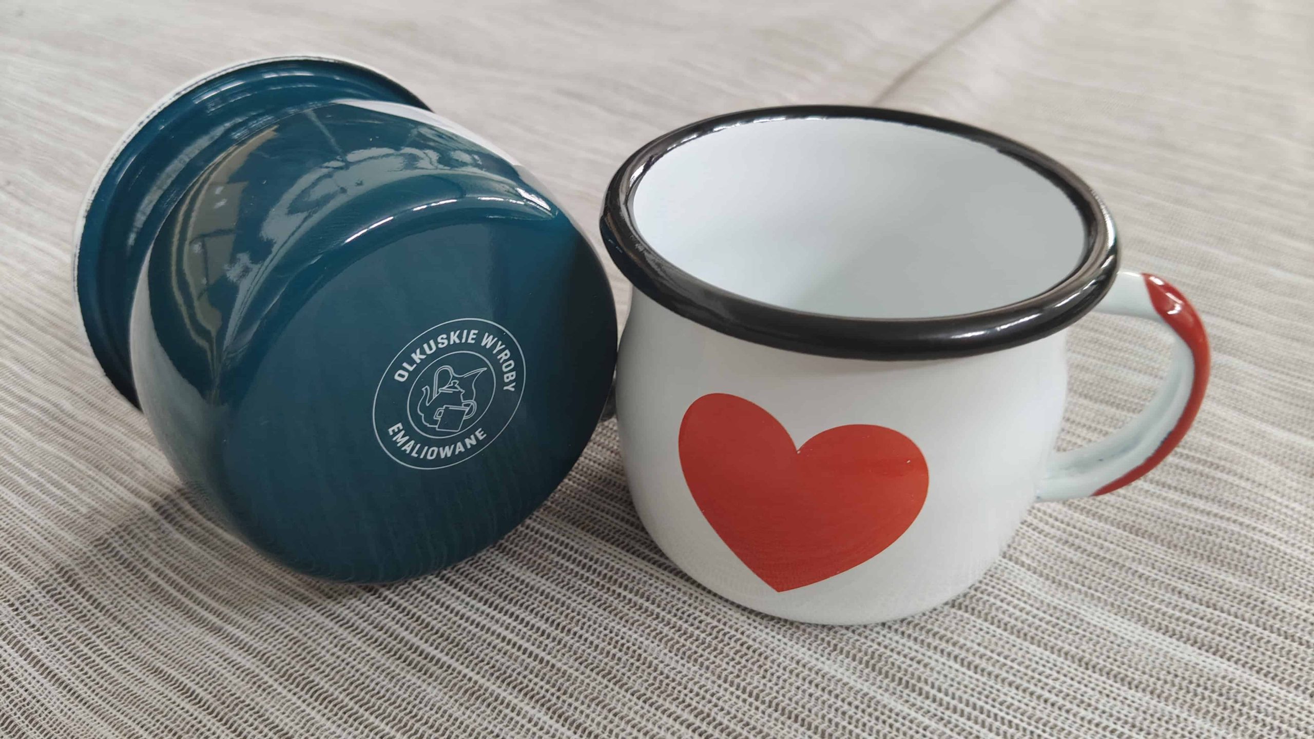 Kubki emaliowane wypukłe Lovemalia z motywem serca